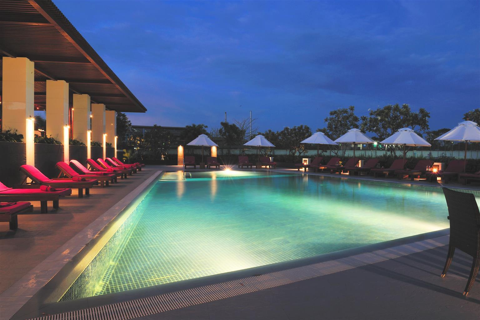 Amaranth Suvarnabhumi Hotel Бангкок Екстер'єр фото The pool at the hotel