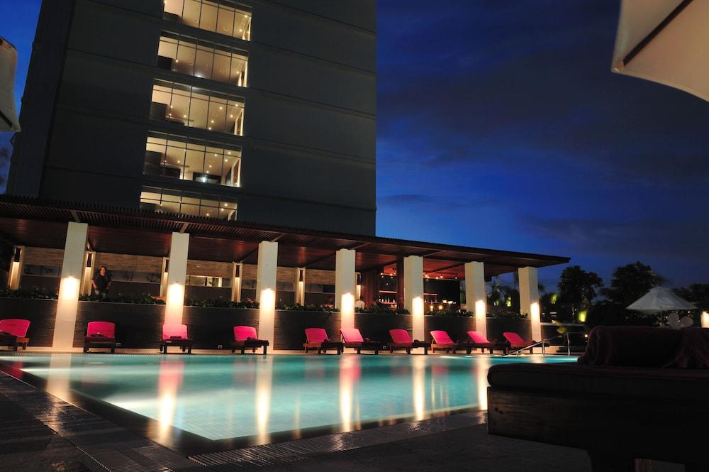 Amaranth Suvarnabhumi Hotel Бангкок Екстер'єр фото The pool at the hotel