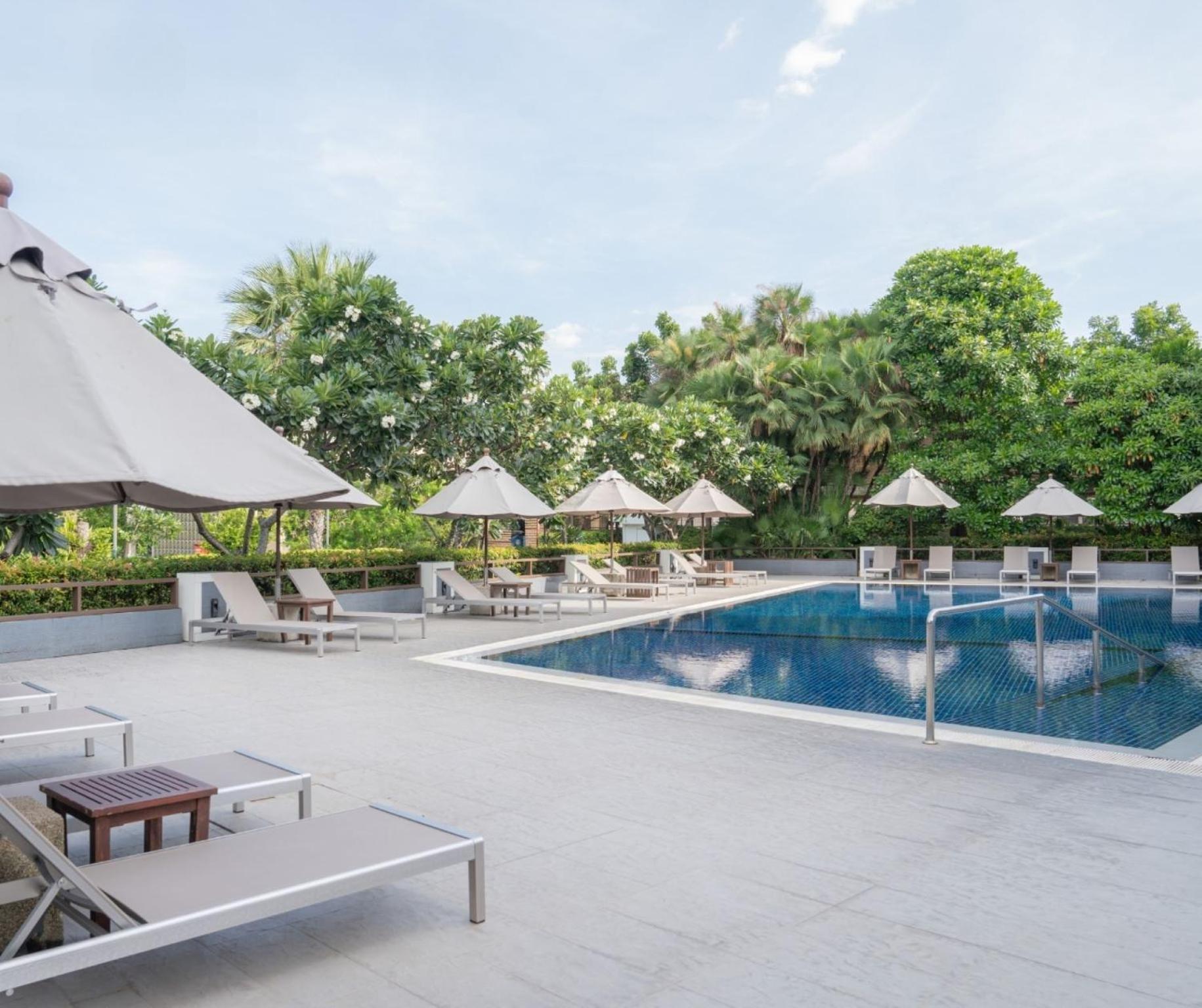 Amaranth Suvarnabhumi Hotel Бангкок Екстер'єр фото The pool at the hotel