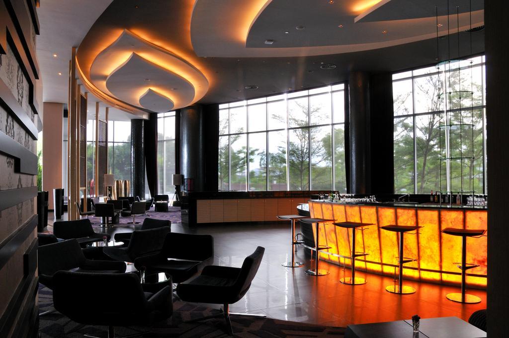 Amaranth Suvarnabhumi Hotel Бангкок Екстер'єр фото The bar at the Westin